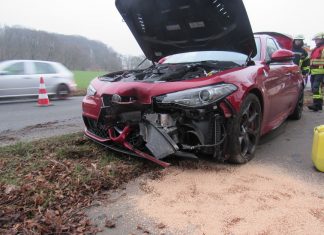 Der Alfa Romeo wurde im Frontbereich massiv beschädigt. Foto: Polizei