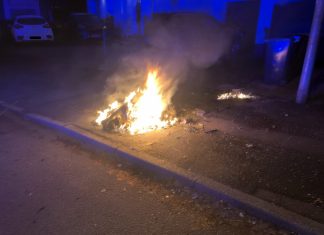 Brennende Abfallbehälter wie dieser, lösten in Ratingen Einsätze für die Feuerwehr aus. Foto: Feuerwehr Ratingen