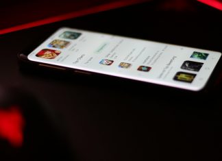 Ein Smartphone liegt auf einem Tisch. Foto: André Volkmann