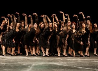 „Die sieben Todsünden“: Das Tanztheater Wuppertal Pina Bausch nimmt im März 2020 den zweiteiligen Brecht/Weill-Abend wieder auf. Foto: Oliver Look