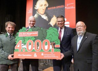 4.000 Euro, zu gleichen Teilen von der Heiligenhauser Sparkassen- und der Thormälen-Stiftung kamen beim Konzert für das Umweltbildungszentrum zusammen. Foto: Kreissparkasse