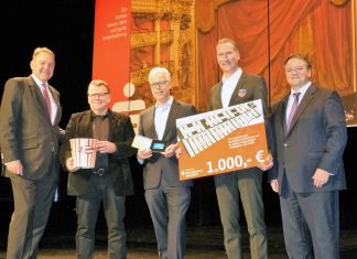 Kreissparkassen-Vorstand Christoph Wintgen, Thomas Rasch (Caritasverband Kreis ME), Thomas Rüttgers (Weltspiegel Kino), Arnd Zimmermann (Stadtorchester Mettmann e.V.) und Filialdirektor Thomas Dörin. Foto: Kreissparkasse