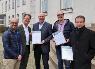 v.l.: Jan Gehlen (Geschäftsführer Schulte/Gehlen GmbH), Bert Gruber (Vertriebsleiter Stadtwerke), Dirk Lukrafka (Bürgermeister der Stadt Velbert), Lukas Gehlen (Geschäftsführer Schulte/Gehlen GmbH) und Sven Karth (Vorstandsvorsitzender Spar- und Bauverein eG) Foto: Stadtwerke