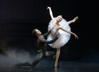 Der Ballettklassiker "Schwanensee" läuft wieder im Essener Aalto-Theater. Foto: Bettina Stöß