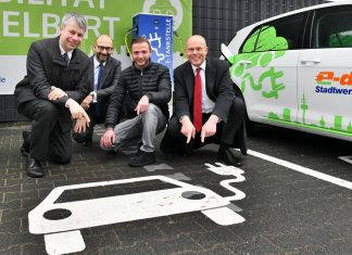 Verkehrsstaatsekretair Steffen Bilger, Stadtwerke Geschäftsführer Stefan Freitag, Stadtwerke-Energietechniker Niklas Flick und Bundestagsabgeordneter Peter Beyer wollen die E-Mobilität in der Region weiter voran bringen. Foto: Mathias Kehren
