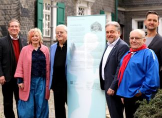 Ingo Grenzstein, Dagmar Grotendorst, Professor Bernd Günther, Bürgermeister Thomas Dinkelmann, Aulen-Chef Friedel Liesenkloß und Marek Heindorff weihen die Glasstele vor dem Mettmanner Stadtgeschichtshaus ein. Foto: André Volkmann