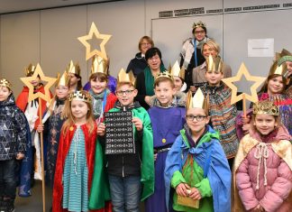 Die Sternsinger bei ihrem Besuch im Rathaus. Foto: Mathias Kehren