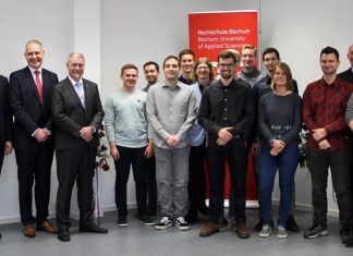 Im Bild neben den 13 Stipendiaten auch die Stipendiengeber Karl Kristian Woelm von der Alice und Hans Joachim Thormählen-Stiftung sowie Prof. Dr. Svend Reuse von der Heiligenhauser Sparkassenstiftung. Gemeinsam mit Hochschulpräsident Prof. Dr. Jürgen Bock (1. V. l.) und den Bürgermeistern aus Heiligenhaus, Michael Beck (4. v. l.), und Velbert, Dirk Lukrafka (3. V. r.), haben sie die Urkunden übergeben. Foto: Hochschule Bochum