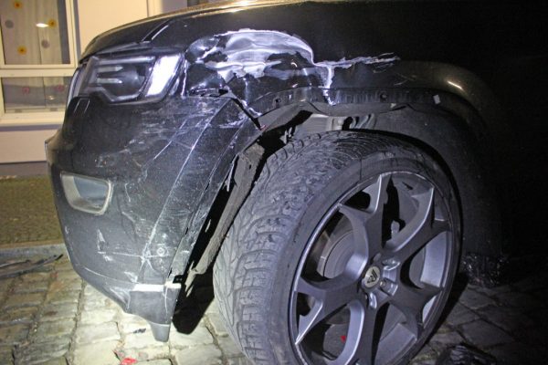 Der Jeep Grand Cherokee trug Beschädigungen im Frontbereich davon. Foto: Polizei