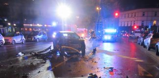 Die Trümmer flogen mehrere Meter weit. Foto: Polizei