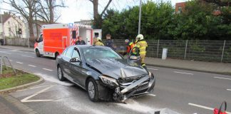 Der Fahrer musste mit einem Rettungswagen in ein Krankenhaus gebracht werden. Foto: Polizei