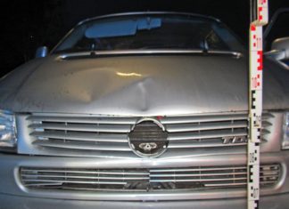 Der VW-Bus hatte die Fußgängerin trotz Vollbremsung frontal erfasst. Foto: Polizei