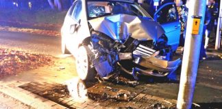 Erst die Kollision mit einem Ampelmast brachte den Wagen zum Stehen. Foto: Polizei