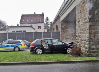 Ein Mann aus Essen ist mit seinem Auto gegen den Brückenpfeiler des Radweg-Viadukts an der Von-Böttinger-Straße geprallt. Foto: Polizei