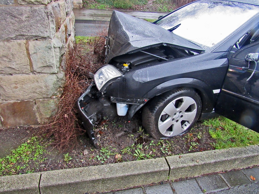 Die Front des Opels wurde beim Aufprall komplett zerstört. Foto: Polizei