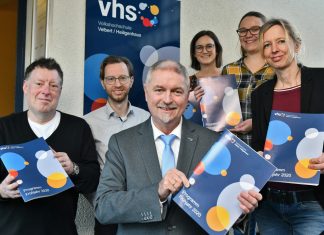 Rüdiger Henseling, Marcus Nüse, Michael Beck, Anna Herrmann, Laura Jüngst und Susanne Wege haben das neue VHS-Programmheft vorgestellt. Foto: Mathias Kehren