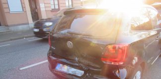 Das Heck des VW Polo wurde durch die Wucht des Aufpralls eingedrückt. Foto: Polizei