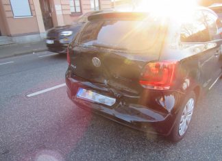 Das Heck des VW Polo wurde durch die Wucht des Aufpralls eingedrückt. Foto: Polizei