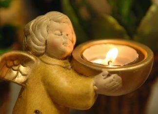 In Langenberg wird Weihnachtsdeko gesammelt. Der Verkaufserlös ist für das Kinderhospiz Burgholz bestimmt. Foto: Mathias Kehren