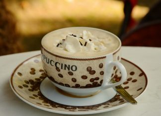 Eine Kaffeetasse steht auf einem Tisch. Foto: pixabay