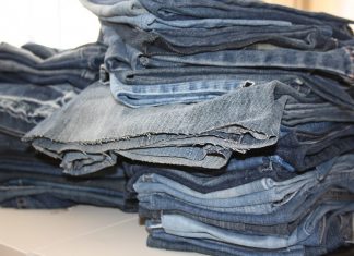 Mehrere Jeans liegen bereit. Foto: pixabay