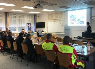 Bürgermeister Thomas Dinkelmann war am Heiligen Abend zu Gast bei den Mettmanner Rettungskräften. Foto: Kreisstadt Mettmann