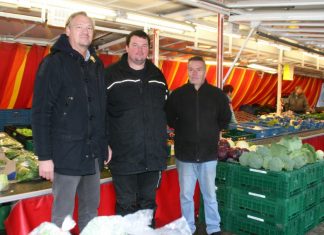Stephan Reichstein von der städt. Wirtschaftsförderung, Marktbeschicker Frank Tiepel und sein langjähriger Mitarbeiter Bernd Barda. Foto: Kreisstadt Mettmann