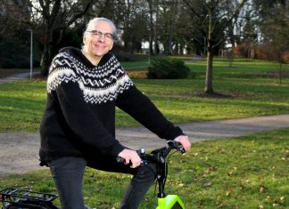 Mit dem Fahrrad zum Rathaus: Nils Lessing kandidiert für die Grünen bei der Bürgermeisterwahl. Foto: Die Grünen