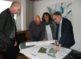 Bürgermeister Thomas Dinkelmann, Klaudia Beck, Abteilungsleiterin Kindertagesbetreuung, Jugendamtsleiter Stephan Wischnewski (2. v. l.) und Baudezernent Kurt Werner Geschorec (l.) schauen sich den Standort für die neu Kita auf einem Plan an. Foto: Kreisstadt Mettmann