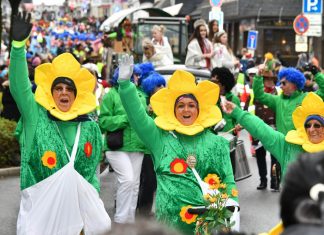 Am Rosenmontag ab 14.11 Uhr zieht der Karnevalszug durch die Velberter Innenstadt. Archivfoto: Mathias Kehren