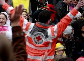 Überall in den Städten im Kreis Mettmann werden DRK-Helferinnen- und Helder die Karnevalszüge begleiten. Foto: DRK Mettmann