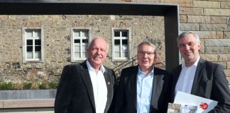Jörg Arndt (Mitte) wird von Bürgermeister Klaus Pesch (rechts) und vom Ersten Beigeordneten Rolf Steuwe verabschiedet. Foto: Stadt Ratingen