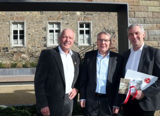 Jörg Arndt (Mitte) wird von Bürgermeister Klaus Pesch (rechts) und vom Ersten Beigeordneten Rolf Steuwe verabschiedet. Foto: Stadt Ratingen