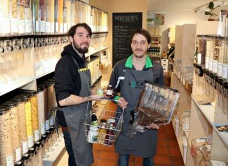 Nils Hermanns (rechts) und Norman Schröder von „LOCAL unverpackt“ in der Lintorfer Straße 27-29 führen neben Limonaden, Nüssen, Mandelmus und Kaffee auch eine große Auswahl an Körperpflegeprodukten aus dem Fairen Handel. Foto: Stadt Ratingen