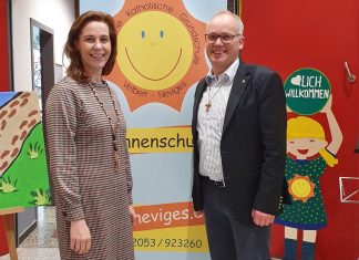 Der örtliche Landtagsabgeordnete Martin Sträßer (CDU) im Gespräch mit Ilka Powilleit, Schulleiterin der Städtisch-Katholischen Grundschule Velbert-Neviges. Foto: Büro Sträßer