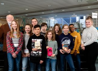 Irene Matthes (vorne Mitte, mit dem pinkfarbenen Buch) vom Carl Friedrich von Weizsäcker-Gymnasium hat gewonnen - der erste stellvertretende Bürgermeister Wolfgang Diedrich (links) gratulierte allerdings allen. Foto: Maik Grabosch