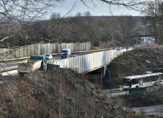 Die Brücke der A535 über die Schmalenhofer Straße soll neu gebaut werden. Foto: Mathias Kehren