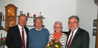 Erster stellvertretender Landrat Michael Ruppert (l.) und Bürgermeister Thomas Dinkelmann gratulierten Elisabeth und Robert Anhilger zu ihrem 70. Hochzeitstag. Foto: Kreisstadt Mettmann