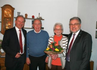 Erster stellvertretender Landrat Michael Ruppert (l.) und Bürgermeister Thomas Dinkelmann gratulierten Elisabeth und Robert Anhilger zu ihrem 70. Hochzeitstag. Foto: Kreisstadt Mettmann