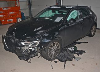 Ihren Fluchtwagen setzten die Täter gegen einen Ampelmast. Foto: Polizei