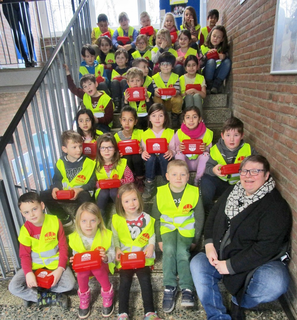 BGN_Warnwesten Mit leuchtenden Warnwesten sind jetzt die Erstklässler der Regenbogenschule sicher auf ihrem Schulweg unterwegs. Foto: BGN