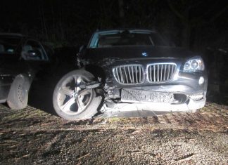 Der BMW erlitt unter anderem einen Achsbruch. Foto: Polizei