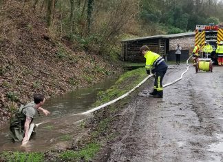 Die Feuerwehr musste am Sellberg die Unterführung eines Bachlaufs von Unrat befreien. Foto: Feuerwehr