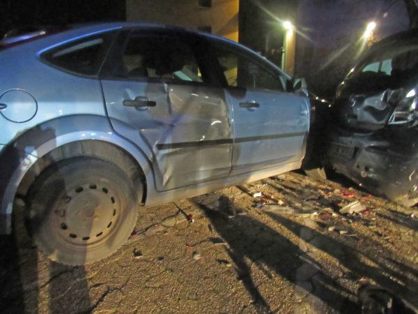 Mehrere Autos wurden bei der Unfallfahrt beschädigt. Foto: Polizei