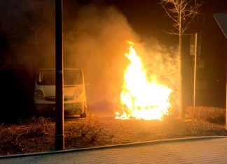 Der Streifenwagen brannte im Frontbereich in voller Ausdehnung. Foto: Polizei