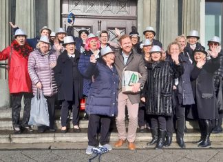 Stadtkämmerer Björn Kerkmann überreichte den Damen Sekt, bevor dieses sich zur Mädchensitzung nach Köln auf den Weg machten. Foto: privat