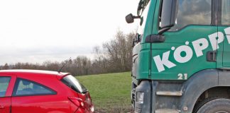 Durch die Wucht des Aufprall wurde der vordere Lastwagen gegen den Opel Corsa geschoben. Foto: Polizei