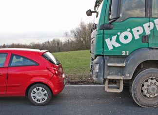 Durch die Wucht des Aufprall wurde der vordere Lastwagen gegen den Opel Corsa geschoben. Foto: Polizei