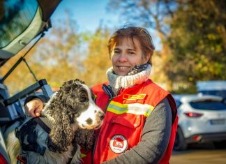 Hundeführerin Derya Schneller mit ihrem englischen Cocker-Spaniel, dem Mantrailer "Scotty". Foto: DLRG Haan.