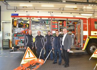 Bürgermeister Pesch (r.) gratuliert Maher Al Masri zusammen mit den Kollegen der Feuerwehr. Foto: Feuerwehr Ratingen